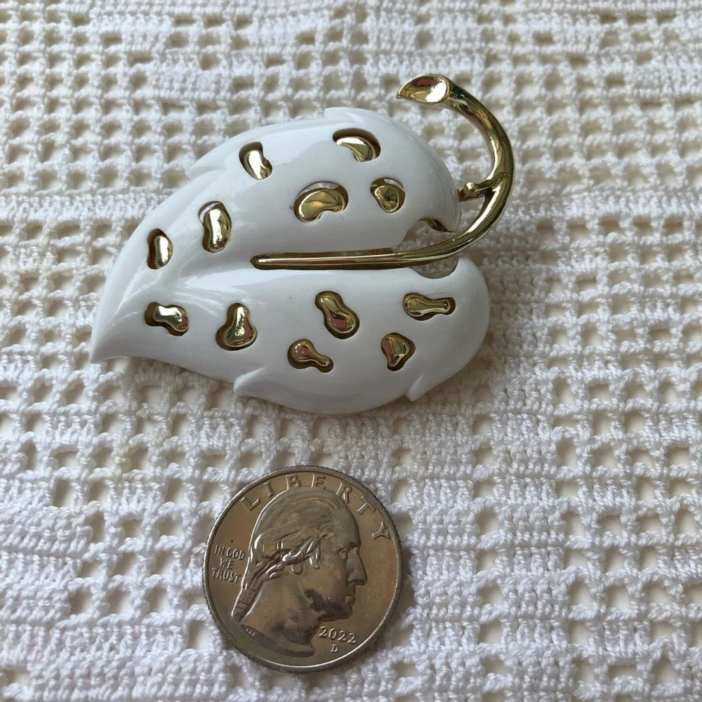 Sarah Coventry white leaf brooch 1970's vintage gold tone vintage
